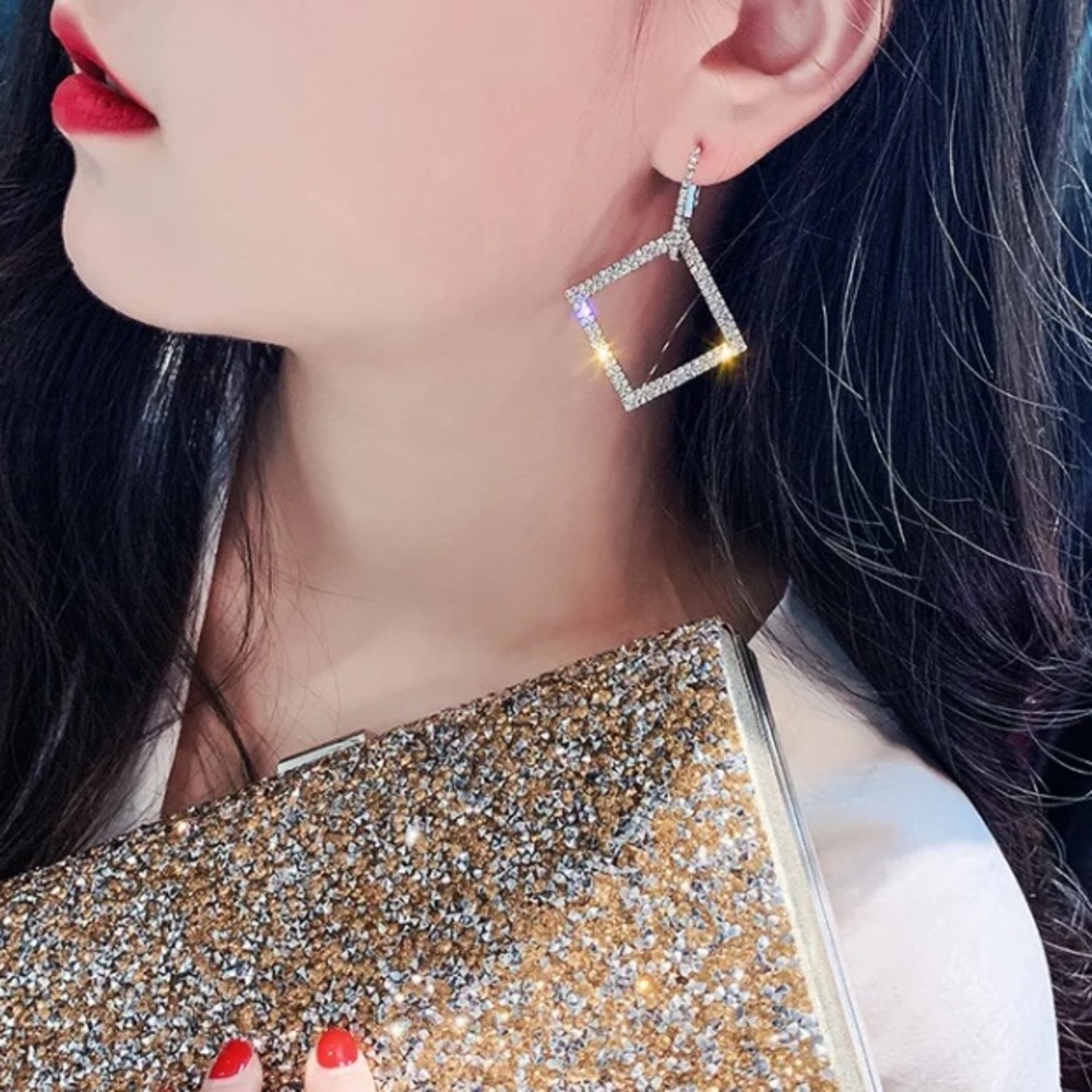 🌟 Gold Geometric Rhinestone Earrings - Picture 5 of 6